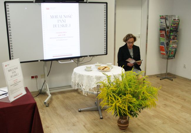 Pani Urszula Bojkowska - nauczyciel bibliotekarz Biblioteki Pedagogicznej w Zamościu czyta fragment „Moralności pani Dulskiej” Gabrieli Zapolskiej.