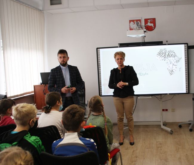 Autor spotkania ks. Mariusz Skakuj i dyrektor Biblioteki Pedagogicznej w Zamościu i uczestnicy