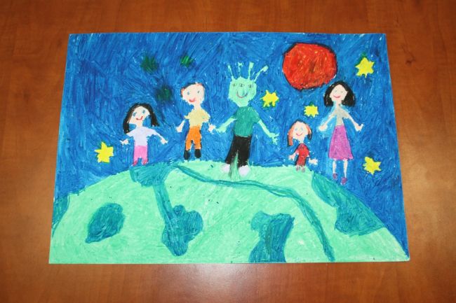 praca plastyczna kosmiczne postacie na planecie Ziemia