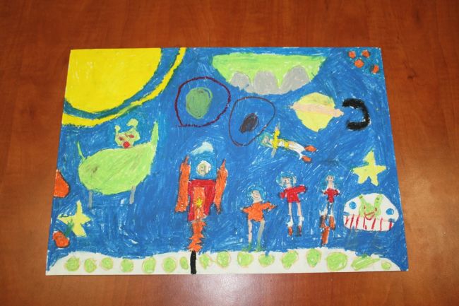 praca plastyczna przedstawiająca kosmos i różne postacie z kosmosu