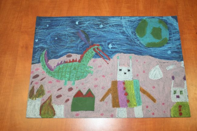 praca plastyczna przedstawiająca mechanicznego smoka w kosmosie