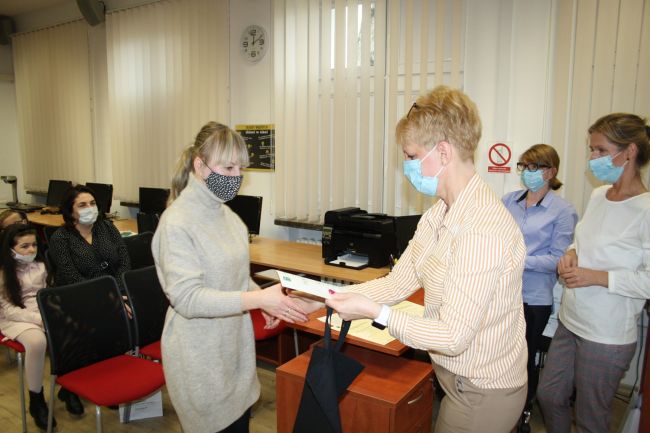 Pani dr Dorota Mach dyrektor Biblioteki Pedagogicznej w Zamościu i opiekun laureat konkursu