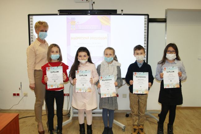 Pani dr Dorota Mach dyrektor Biblioteki Pedagogicznej w Zamościu i laureaci konkursu