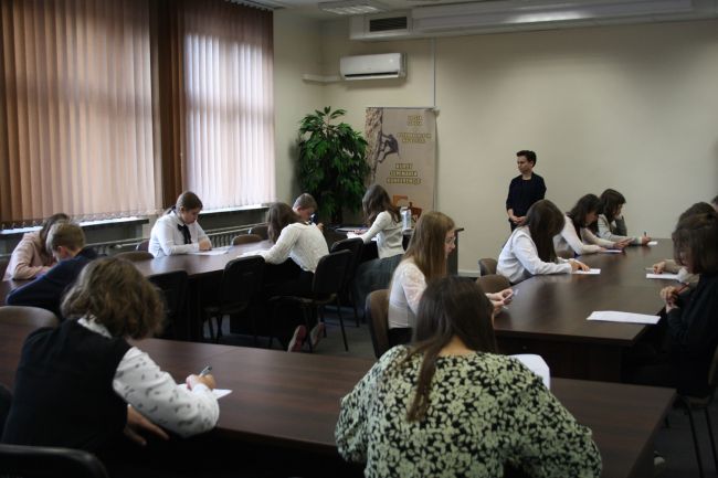Uczestnicy regionalnego konkursu czytelniczego „Czy znasz…?” dla szkół podstawowych klas 7-8 w trakcie rozwiązywania finałowego testu