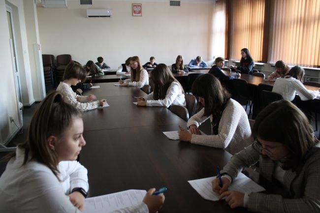 Uczestnicy regionalnego konkursu czytelniczego „Czy znasz…?” dla szkół podstawowych klas 7-8 w trakcie rozwiązywania finałowego testu