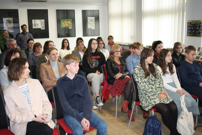 Uczestnicy wraz z opiekunami w czytelni biblioteki podczas podsumowania regionalnego konkursu czytelniczego „Czy znasz…?” dla szkół podstawowych klas 7-8 