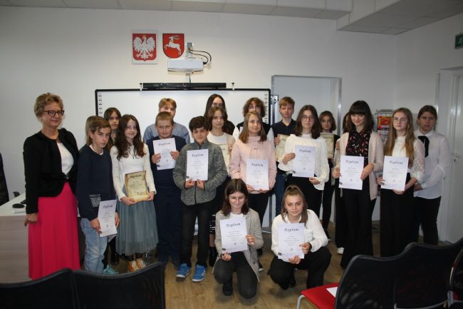 Finaliści regionalnego konkursu czytelniczego „Czy znasz…?” dla szkół podstawowych klas 7-8 po wręczeniu dyplomów i nagród wraz z dyrektorem Biblioteki Pedagogicznej w Zamościu Panią Dorotą Mach
