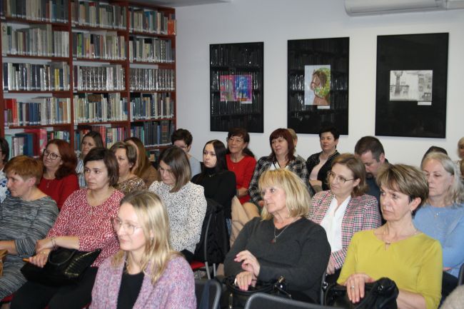 Na zdjęciu widać osoby zgromadzone w czytelni Biblioteki Pedagogicznej w Zamościu, które przybyły na spotkanie z Marią Duławską.