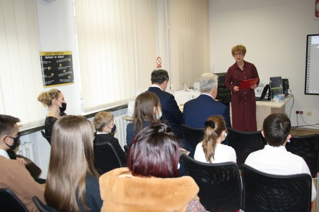 Na zdjęciu widać dyrektor Biblioteki Pedagogicznej w Zamościu doktor Dorotę Mach, która przemawia do gości zgromadzonych na podsumowaniu projektu