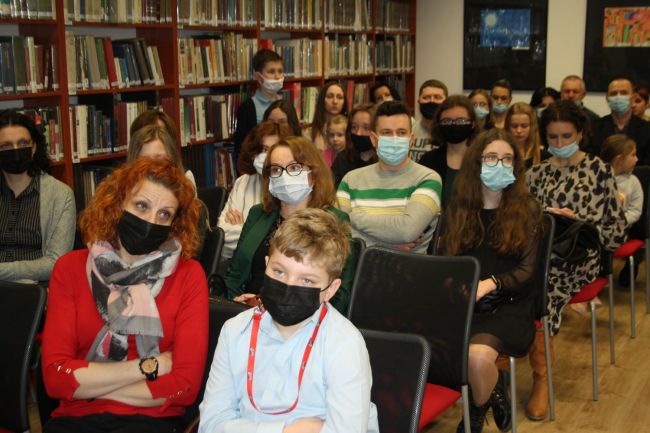 Na zdjęciu widać widownię zgromadzoną na podsumowaniu projektu