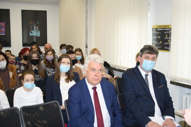 Na zdjęciu widać widownię zgromadzoną na podsumowaniu projektu