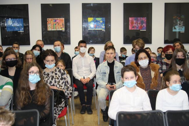 Na zdjęciu widać widownię zgromadzoną na podsumowaniu projektu