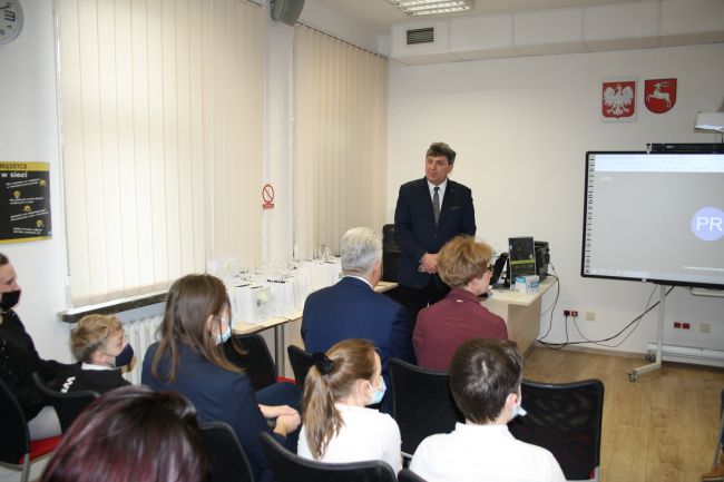 Na zdjęciu widać przemawiającego rektora Akademii Zamojskiej doktora habilitowanego Pawła Skrzydlewskiego oraz widownię.