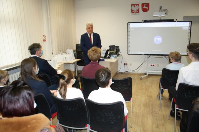 Na zdjęciu widać przemawiającego posła na Sejm RP Sławomira Zawiślaka oraz widownię.