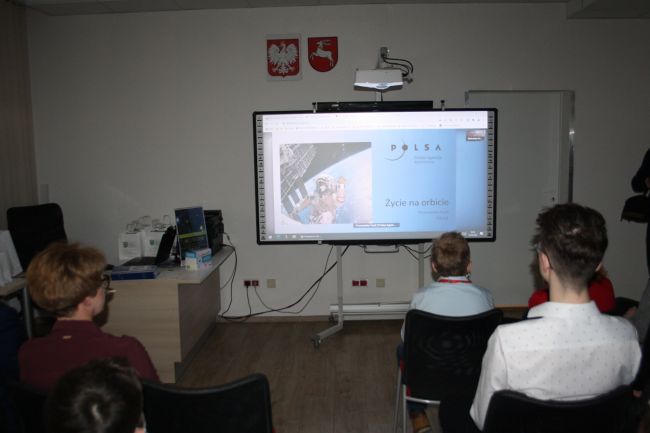 Na zdjęciu widać tablicę interaktywną, a na niej pierwszy slajd z prezentacji