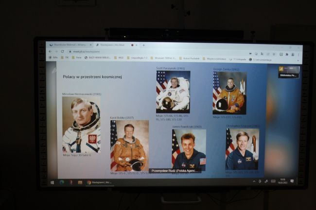 Na zdjęciu widać tablicę interaktywną, a na niej slajd zatytułowany