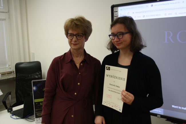 Zdjęcie pozowane, na którym znajduje się dr Dorota Mach wraz z jedną z laureatek konkursu.