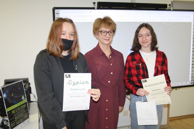 Zdjęcie pozowane, na którym znajduje się dr Dorota Mach wraz z dwiema laureatkami konkursu.