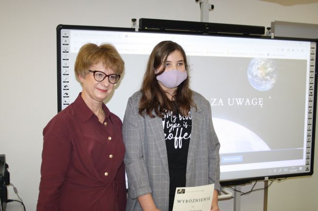 Zdjęcie pozowane, na którym znajduje się dr Dorota Mach wraz z jedną z laureatek konkursu.