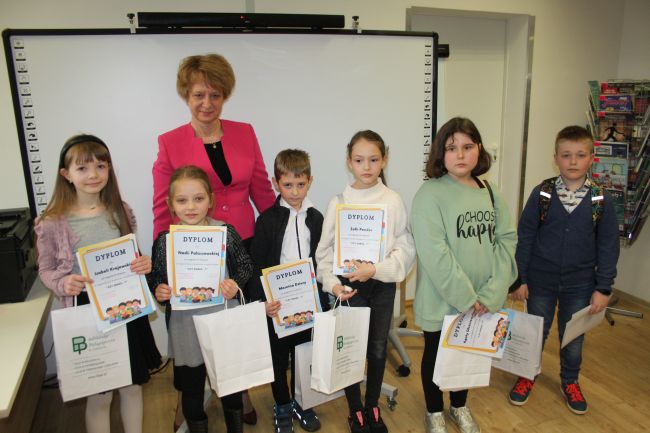 Zdjęcie przedstawia dyrektora Biblioteki Pedagogicznej w Zamościu doktor Dorotę Mach wraz z laureatami, którzy zajęli ex-aequo trzecie miejsca.