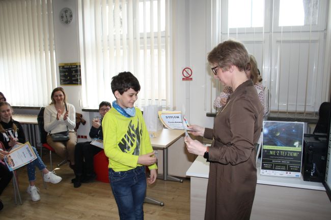 Laureat konkursu odbiera dyplom i nagrodę od dyrektora Biblioteki Pedagogicznej w Zamościu.
