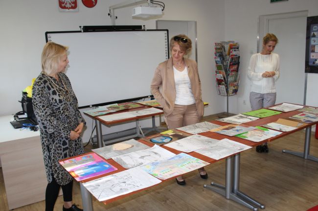 członkowie komisji konkursowej oceniający prace konkursowe w regionalnym konkursie plastycznym „Nowele M. Konopnickiej”