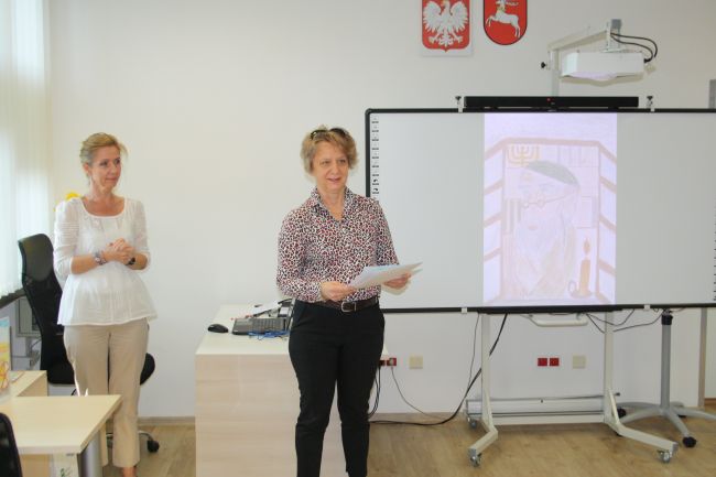 Na zdjęciu dyrektor Biblioteki Pedagogicznej w Zamościu oraz pracowica Wydziału Promocji i Wspomagania Edukacji podczas podsumowania konkursu 