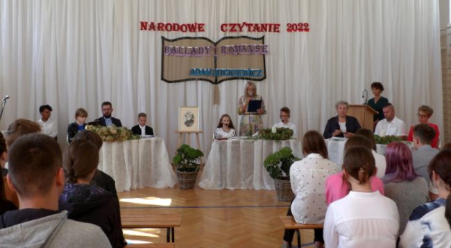Uczestnicy 11. Edycji Narodowego Czytania (przedstawiciele Biblioteki Pedagogicznej w Zamościu, Szkoły Podstawowej nr 7 z Oddziałami Integracyjnymi im. Adama Mickiewicza w Zamościu i Katolickiej Szkoły Podstawowej im. Św. Ojca Pio w Zamościu)