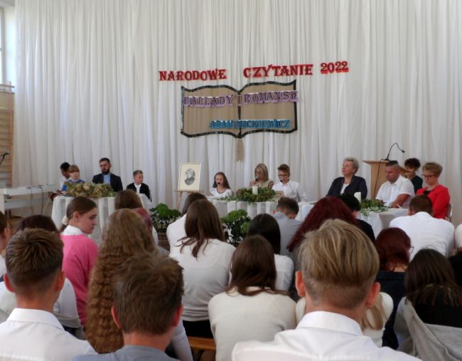 Uczestnicy 11. Edycji Narodowego Czytania (przedstawiciele Biblioteki Pedagogicznej w Zamościu, Szkoły Podstawowej nr 7 z Oddziałami Integracyjnymi im. Adama Mickiewicza w Zamościu i Katolickiej Szkoły Podstawowej im. Św. Ojca Pio w Zamościu) 