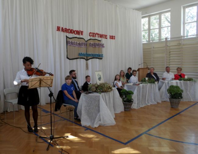 Uczestnicy 11. Edycji Narodowego Czytania (przedstawiciele Biblioteki Pedagogicznej w Zamościu, Szkoły Podstawowej nr 7 z Oddziałami Integracyjnymi im. Adama Mickiewicza w Zamościu i Katolickiej Szkoły Podstawowej im. Św. Ojca Pio w Zamościu)