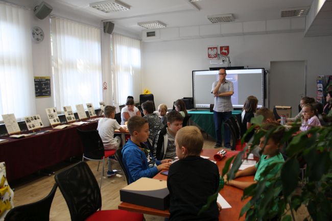 Uczestnicy warsztatów edukacyjnych Mickiewicz Game towarzyszących 11. Edycji Narodowego Czytania (uczniowie Szkoły Podstawowej nr 7 z Oddziałami Integracyjnymi im. Adama Mickiewicza w Zamościu)