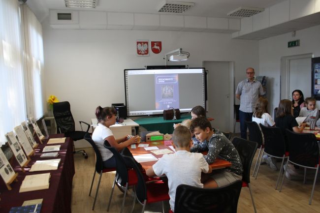 Uczestnicy warsztatów edukacyjnych Mickiewicz Game towarzyszących 11. Edycji Narodowego Czytania (uczniowie Szkoły Podstawowej nr 7 z Oddziałami Integracyjnymi im. Adama Mickiewicza w Zamościu)