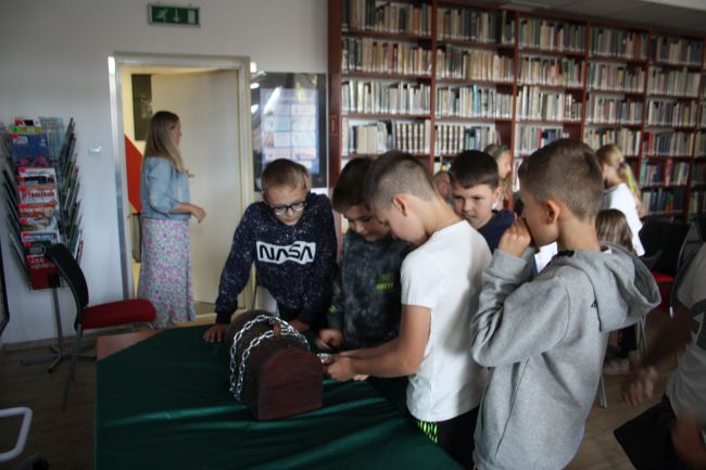 Uczestnicy warsztatów edukacyjnych Mickiewicz Game towarzyszących 11. Edycji Narodowego Czytania (uczniowie Szkoły Podstawowej nr 7 z Oddziałami Integracyjnymi im. Adama Mickiewicza w Zamościu)