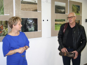 Na zdjęciu dyrektor Biblioteki Pedagogicznej w Zamościu Dorota Mach oraz fotograf Artur Wąsik na tle jego zdjęć zawieszonych w antyramach.