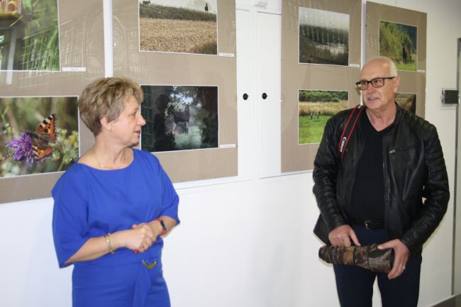Na zdjęciu dyrektor Biblioteki Pedagogicznej w Zamościu Dorota Mach oraz fotograf Artur Wąsik na tle jego zdjęć zawieszonych w antyramach.

