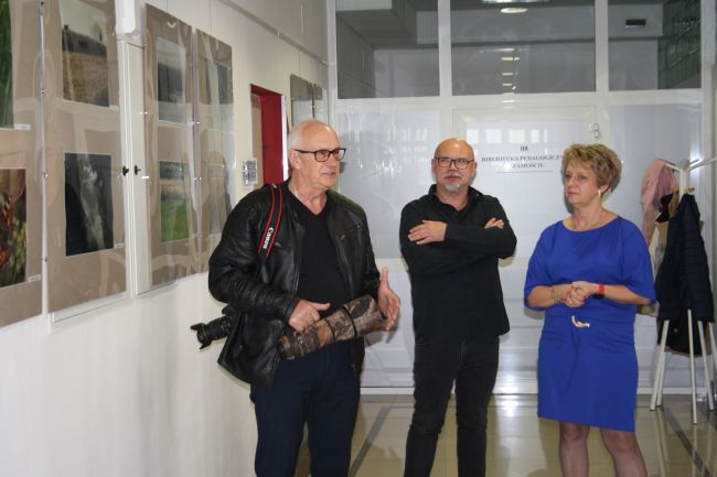 Na zdjęciu od lewej widać Artura Wąsika, kierownika filii w Hrubieszowie Marcina Czubarę oraz dyrektora Biblioteki Pedagogicznej Dorotę Mach.