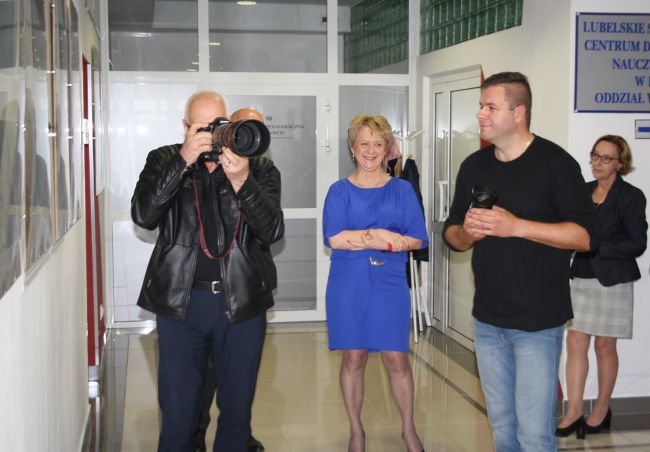 Na zdjęciu Artur Wąsik prezentuje swój obiektyw, który używa podczas fotografowania zwierząt z dużej odległości.