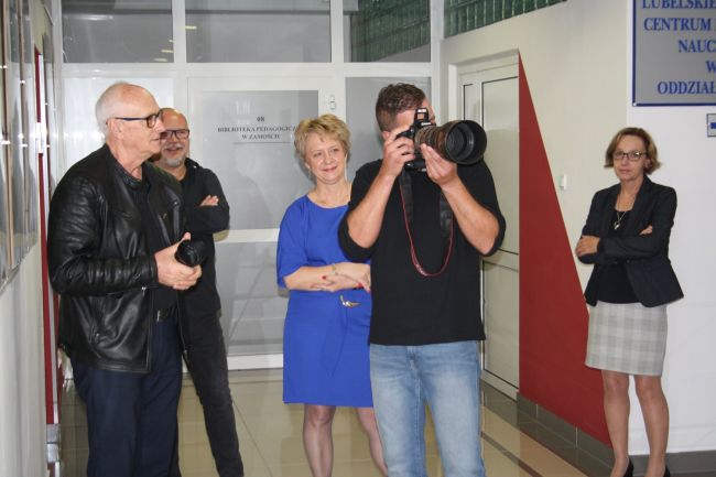 Bibliotekarz Dariusz Kapitan wykonuje próbne zdjęcie aparatem Artura Wąsika.