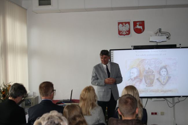 Rektor Akademii Zamojskiej przemawia podczas podsumowania konkursu 