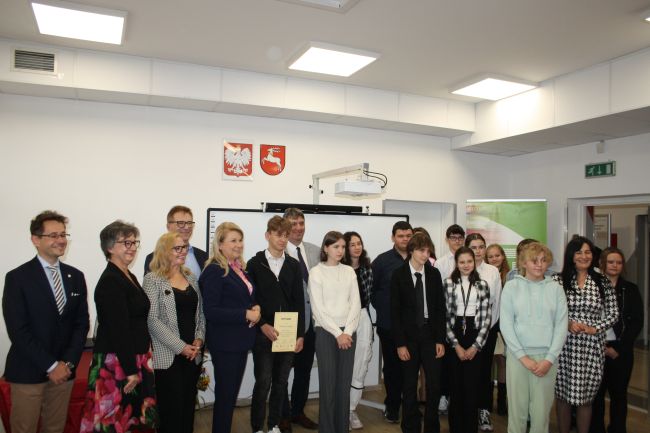 Zdjęcie pamiątkowe laureatów oraz organizatorów konkursu 