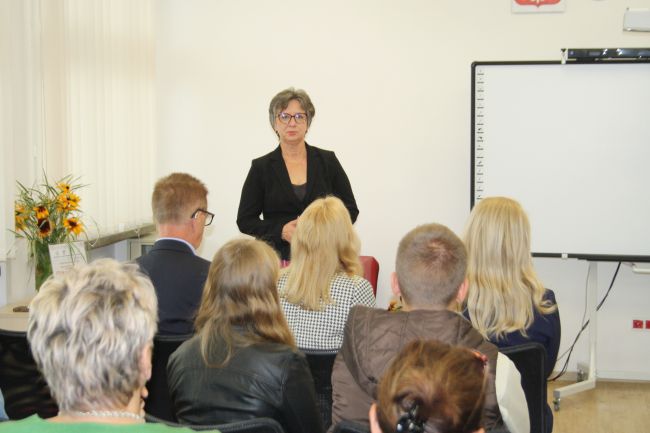 Dyrektor Biblioteki Pedagogicznej w Zamościu przemawia podczas podsumowania konkursu 