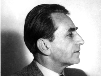 Czarno-biała fotografia portretowa przedstawiająca Mieczysława Jastruna. Zdjęcie zostało wykonane przez Władysława Miernickiego ok. 1945-1950 roku. Jastrun jest przedstawiony z profilu, widać jego popiersie, jest zwrócony w prawą stronę. Jest ubrany w marynarkę, koszulę i krawat.