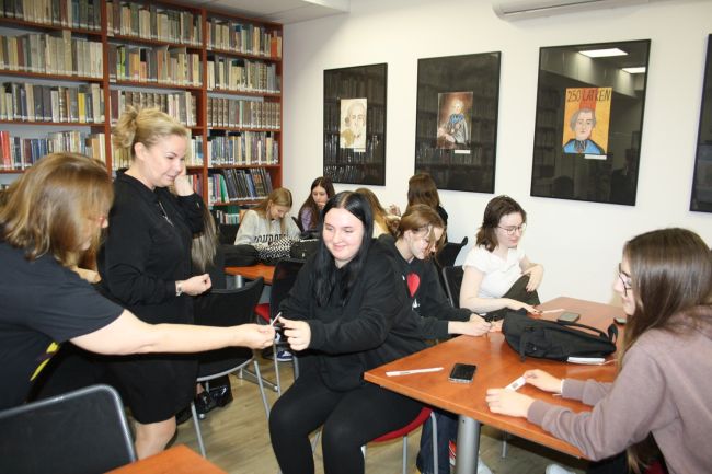 Uczestnicy warsztatów poświęconych Wisławie Szymborskiej oraz dwie nauczycielki prowadzące zajęcia.