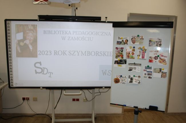 Zabawne i refleksyjne kartki przypięte do tablicy magnetycznej, efekt pracy  uczestników warsztatów poświęconych Wisławie Szymborskiej.
