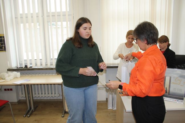 Osoba wyróżniona w konkursie z dyrektorem Biblioteki Pedagogicznej w Zamościu
