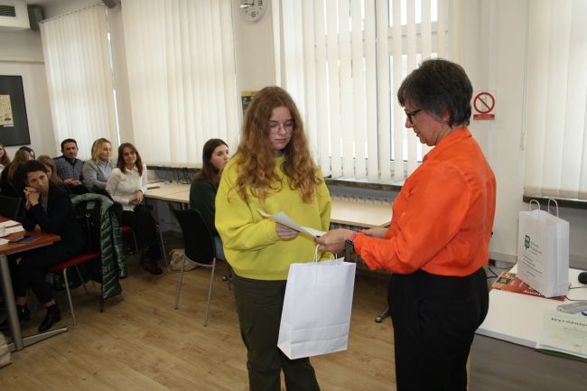 Osoba wyróżniona w konkursie z dyrektorem Biblioteki Pedagogicznej w Zamościu