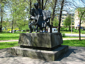 Pomnik Gustawa Morcinka w Skoczowie, projektu prof. Jana Kucza, odsłonięty 1987. Pomnik ma postać ławki, na której siedzi Gustaw Morcinek, ubrany w garnitur, w rękach trzyma książkę.