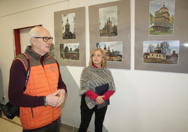 Na zdjęciu od lewej widać fotografa Artura Wąsika oraz wicedyrektora Biblioteki Pedagogicznej w Zamościu Anettę Sienkiewicz na tle wystawy zdjęć Artura Wąsika.
