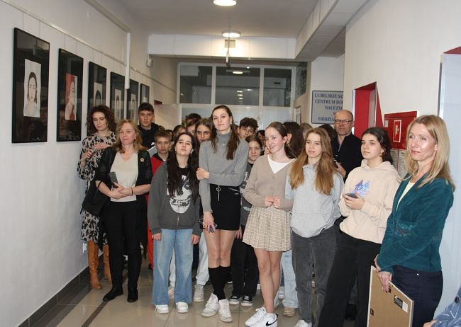 Zdjęcie z otwarcia wystawy rysunku i malarstwa Wiktorii Zawrotniak. Na zdjęciu widać licznie zgromadzoną publiczność, która przybyła na wernisaż wystawy w Galerii BipeArt.