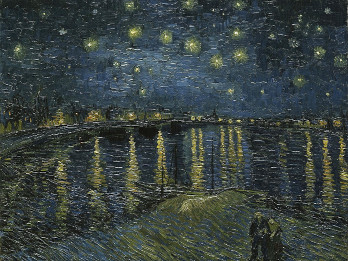 Zdjęcie prezentuje słynny obraz Vincenta van Gogha "Gwiaździsta noc nad Rodanem", namalowany w 1888 roku. Obraz przedstawia rzekę Rodan, na niej dwie łodzie, na przodzie obrazu sylwetki dwojga ludzi, mężczyzny i kobiety, w tle zarysy budynków, w których palą się światła, niebo zaś jest rozgwieżdżone.